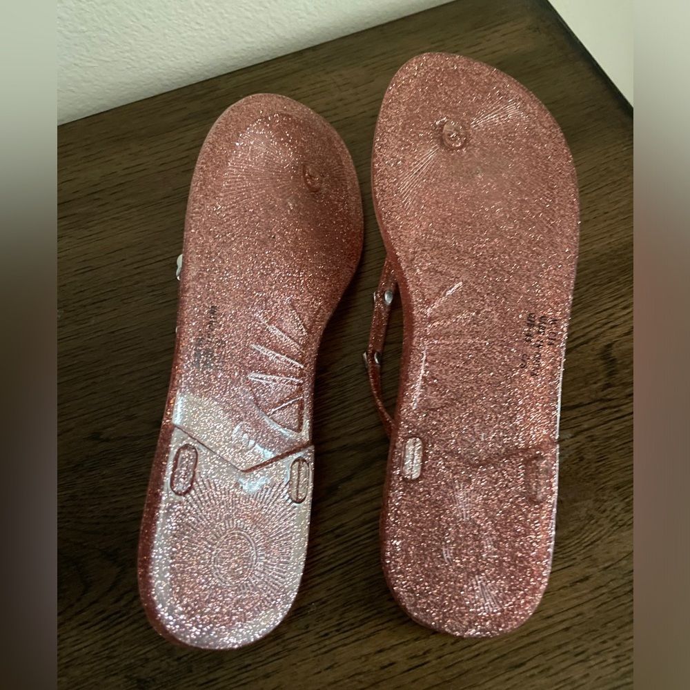 Michael Kors Flip Flop For Big Girl - Picture 3 of 3